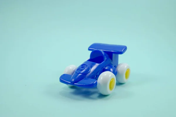 Синяя Краска Пластиковые Игрушки Гоночный Автомобиль Номером Три Изолированы Бирюзовом — стоковое фото