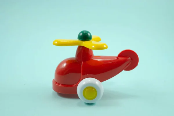 Желтая Краска Пластиковые Игрушки Самолет Красным Пропеллером Изолированы Бирюзовом Фоне — стоковое фото