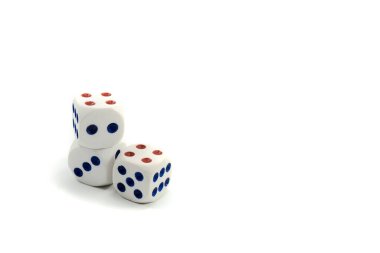 Beyaz arkaplanda izole edilmiş üç plastik zar, zar genellikle rastgele sayı veya semboller oluşturmak için kullanılan küp şeklinde küçük bir nesnedir..