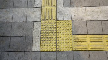 Körler alfabesi blokları, yaya üzerine yerleştirilmiş tabaklar kör insanları güvenli bir şekilde yönlendirmek için, böylece ayak tabanlarının dokunuşundan veya sopalardan tanınabiliyorlar..