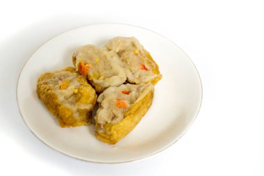 Tahu Bakso tipik bir Endonezya yemeğidir. Bu yemek, ortasında köftelerle dolu tofudan yapılır..