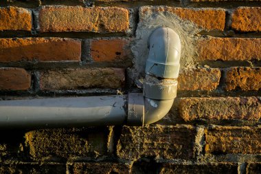 Kırmızı tuğla arka planlı ev hattı