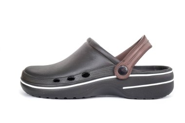 Beyaz arka planda izole edilmiş ayak parmaklarını kaplayan siyah lastik sandaletler.