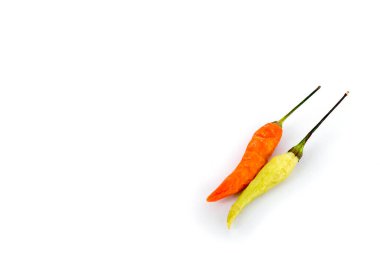 Beyaz boş arkaplan ile kırmızı ve yeşil biber yakın plan.