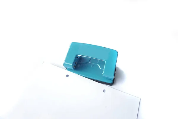 Perforator Locher Mit Blauem Loch Wird Das Papier Isoliert Auf — Stockfoto