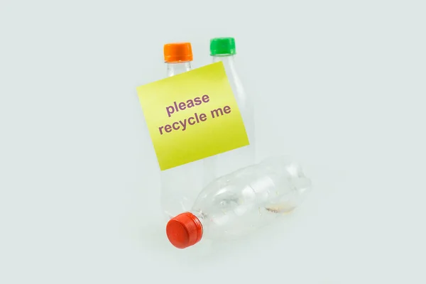 Zbliżenie Zużytych Plastikowych Butelek Recyklingu Lepkimi Nutami Proszę Poddajcie Mnie — Zdjęcie stockowe