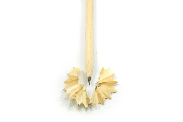 用白色隔开的木制铅笔和刨花 — 图库照片