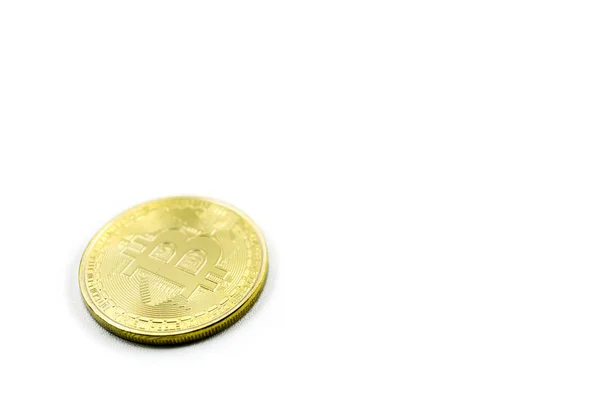 左下角贴有比特币符号的金币在白色背景下的特写 数码货币与加密货币的交易 — 图库照片