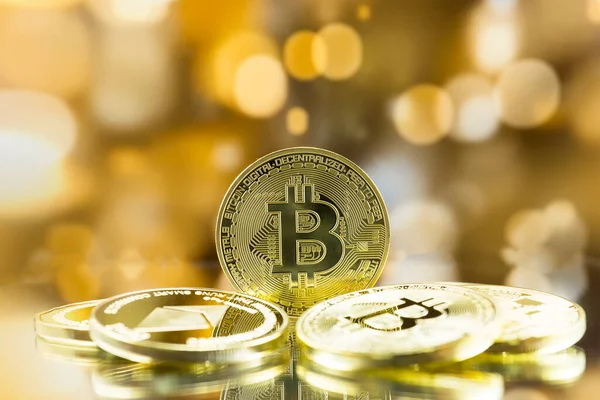Altın bitcoin para yığını Altın bokeh arkaplan, dijital para birimi kripto para ticareti.