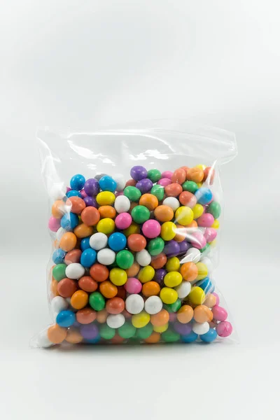 Kleurrijke Melk Chocolade Candy Shell Verpakt Plastic Geïsoleerd Een Witte — Stockfoto