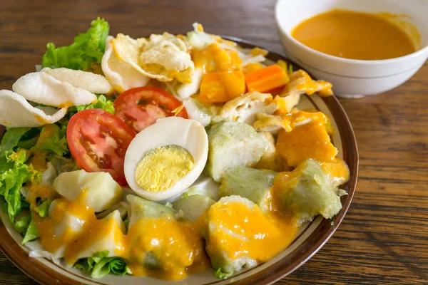 Gado Gado Alimento Típico Indonesio Que Contiene Verduras Hervidas Huevos — Foto de Stock
