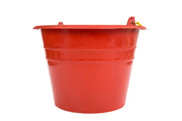 红色塑料桶 黄色把手 白色背景隔离 空塑料桶 万圣节时用来运送糖果 — 图库照片