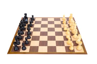 Satranç tahtası ve beyaz arka planda tahta satranç figürleri..