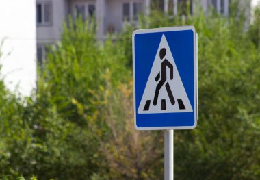 Yaya üçgeni yol işareti mavi arkaplan