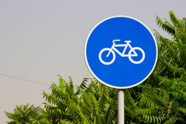 Yeşil ağaçlı bisiklet işareti