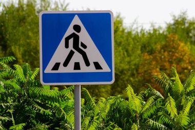 Yaya üçgeni yol işareti mavi arkaplan