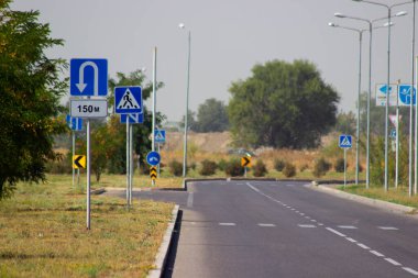 Mavi arkaplanda trafik yönü işareti beyaz ok