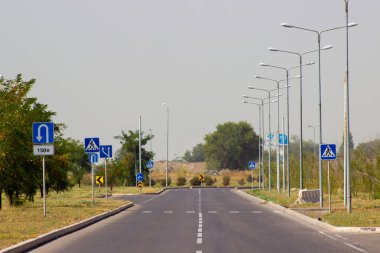 Mavi arkaplanda trafik yönü işareti beyaz ok