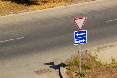 Yol işareti yön mavi arkaplan üst görünümü