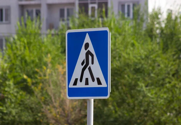 Yaya üçgeni yol işareti mavi arkaplan