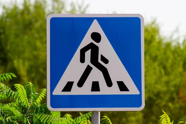 Yaya üçgeni yol işareti mavi arkaplan