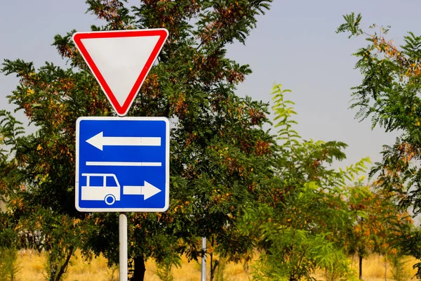 Yol yönü otobüs yolu işareti mavi arkaplan