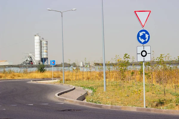 Mavi arkaplanda trafik yönü işareti beyaz daire oku