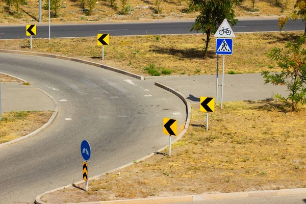 Yaya geçidi işaretli ters yol işaretleri.