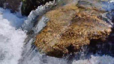 Temiz suyu olan Alp nehri pürüzsüz taşların üzerinden akıyor 4k video