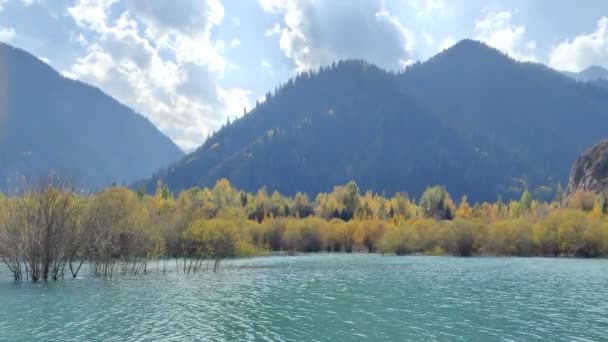 Montanha Lago Outono Setembro Água Azul Turquesa Raios Sol Brilham — Vídeo de Stock