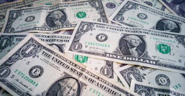 Bir yığın dolar, para geçmişi, yakın plan bir dolar.