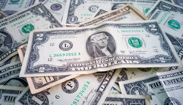 Bir yığın dolar, para geçmişi, bir iki on dolar.