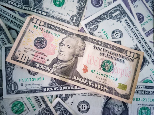 Bir yığın dolar, para geçmişi, kullanılmış 10 dolar. 