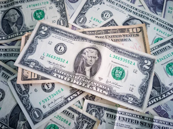 Bir yığın dolar, para geçmişi, bir iki on dolar.
