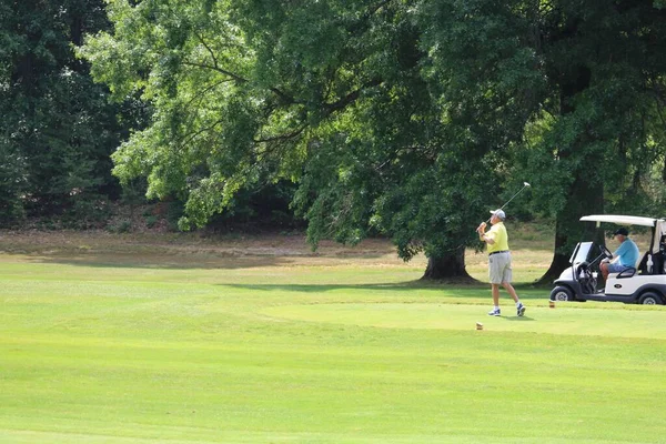 Golf Tournament Man Green Shirt White Ball Making Putt — Stock Photo, Image