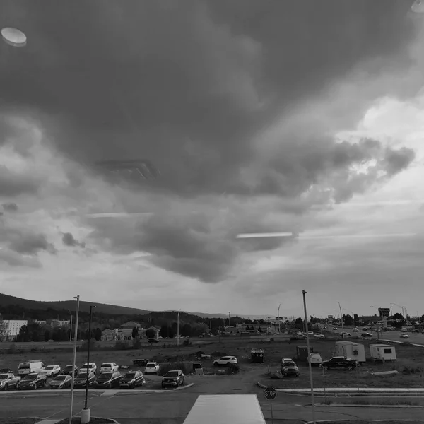 Sahilde Siyah Beyaz Bulutlar — Stok fotoğraf