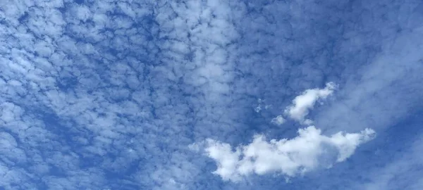 Céu Azul Com Nuvens Brancas — Fotografia de Stock