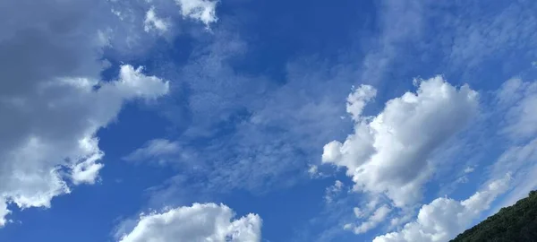 Céu Azul Bonito Com Nuvens — Fotografia de Stock