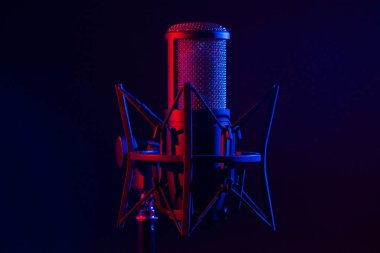 Kayıt stüdyosu mikrofon siyah arkaplan