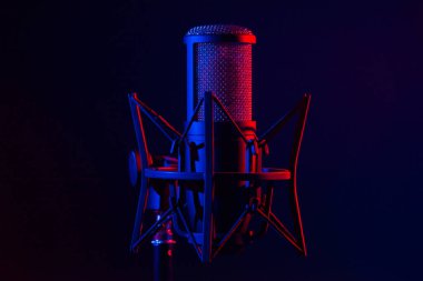 Kayıt stüdyosu mikrofon siyah arkaplan