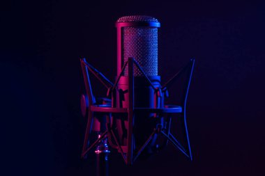 Kayıt stüdyosu mikrofon siyah arkaplan