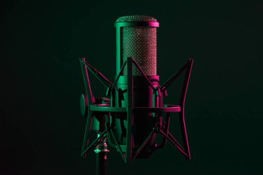 Kayıt stüdyosu mikrofon siyah arkaplan