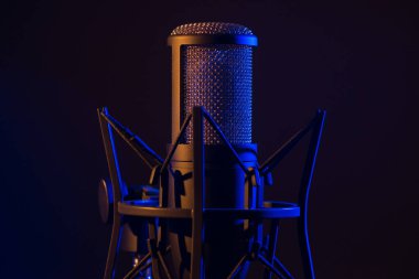 Kayıt stüdyosu mikrofon siyah arkaplan