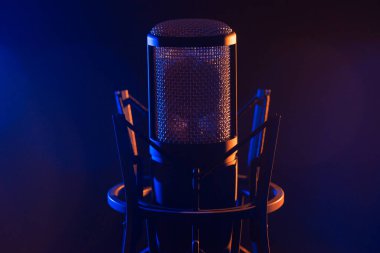 Kayıt stüdyosu mikrofon siyah arkaplan