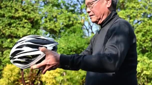 Asiático Viejo Hombre Poner Bicicleta Casco — Vídeos de Stock