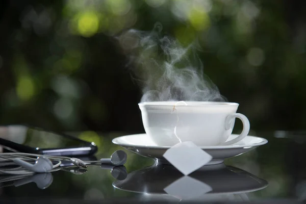 Hot Tea Cup Table Garden — Zdjęcie stockowe