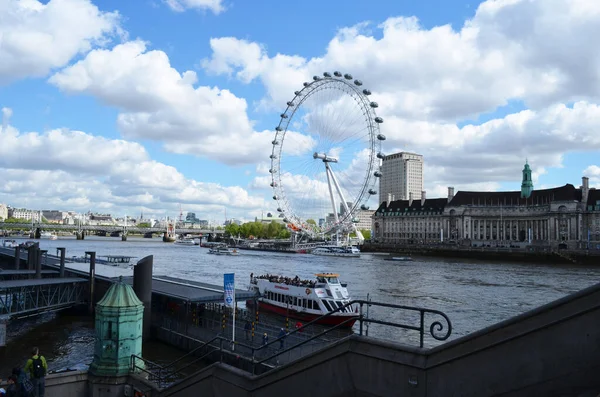 曇りの日にロンドンのテーム川の眺め — ストック写真