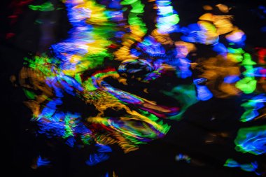 renk ışığı su yüzeyine yansıyor