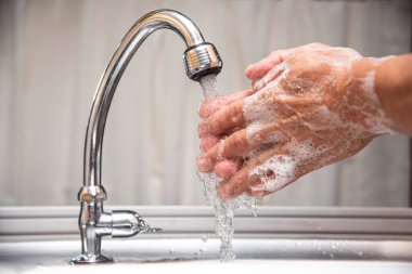 Yaşlı adam el yıkama Coronavirus 19 enfeksiyonunu önlemek için