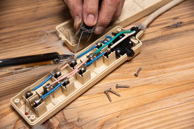 İnsan eli lehim aleti kullanır.